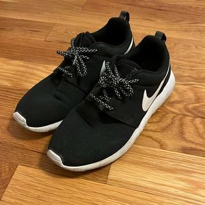 NIKE Roshe Run Sneakers